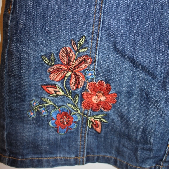 Flower detailed Jean Skirt - Picture 2 of 3